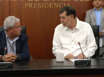 "Llama a tu pin... Presidente"; la agresión que recibió Noroña en el AICM y derivó en disculpa pública