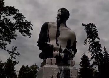 Pintan de blanco estatua que conmemora la abolición de la esclavitud