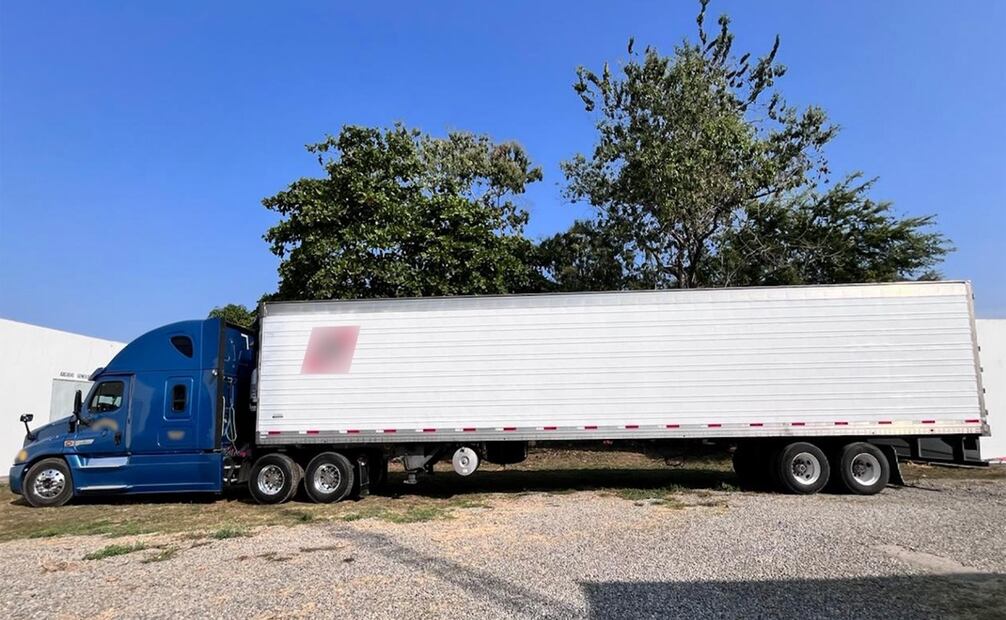 Una denuncia anónima dio cuenta de que en una pensión de camiones se encontraba un tráiler que transportaba droga. Foto: Especial.