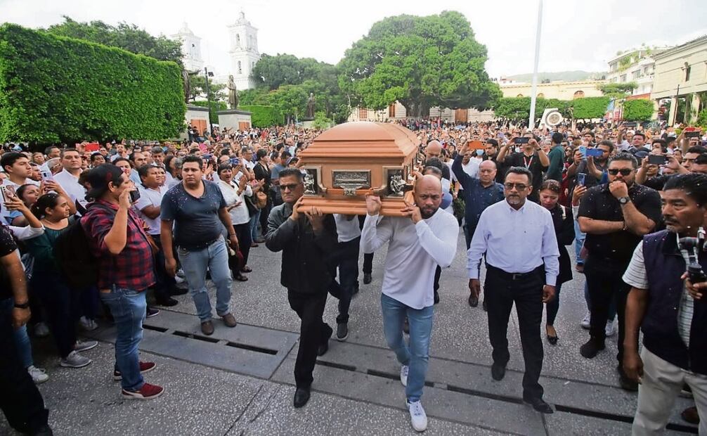 Miles de personas se dieron cita en el zócalo de la capital de Guerrero, donde vieron pasar el féretro del alcalde camino a la Catedral, donde se efectuó una misa de cuerpo presente. Foto: Anwar Delgado | El Universal