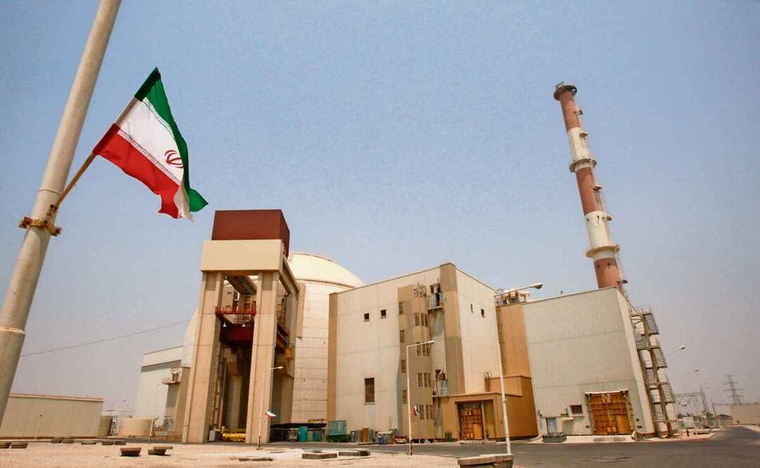 Una bandera iraní ondea afuera del edificio del reactor de la central nuclear de Bushehr, en el sur del país. Foto: Vahid Salemi / AP