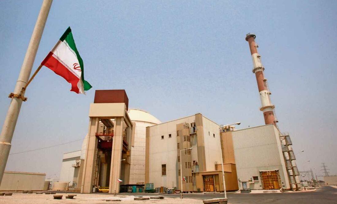 Una bandera iraní ondea afuera del edificio del reactor de la central nuclear de Bushehr, en el sur del país. Foto: Vahid Salemi / AP