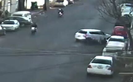 Captan derrape de moto frente a vehículo en Neza