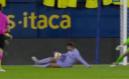 VIDEO: Piqué comete mano en el área y no marcan penalti