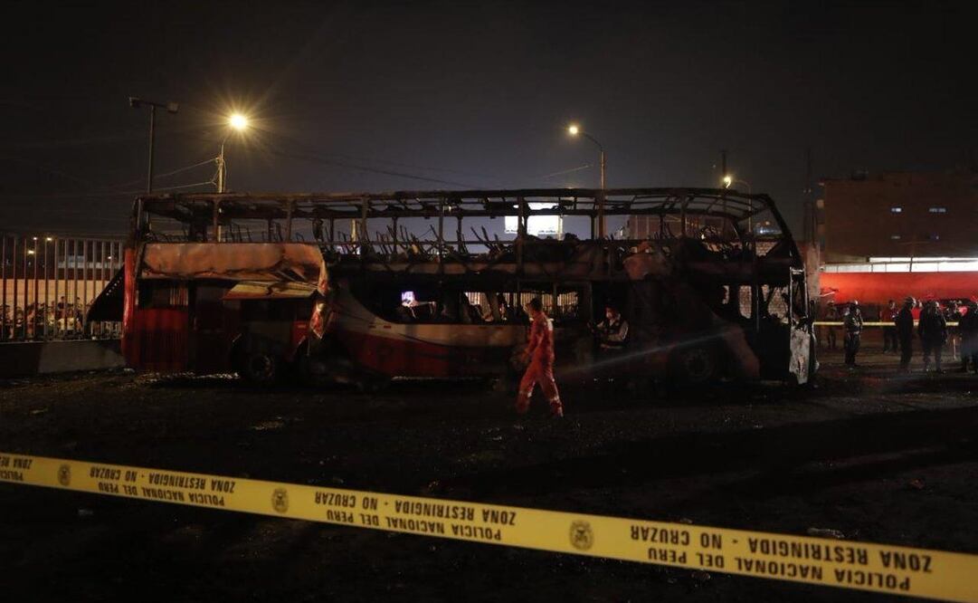 El autobús completamente quemado en un paradero en el distrito de San Martín de Porres, Perú / Foto: Ministerio de la Mujer y Pob. Vulnerables @MimpPeru