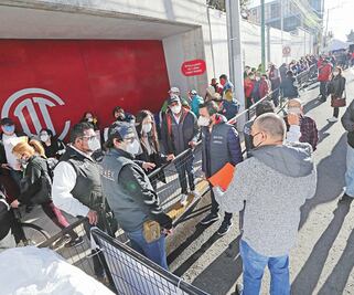 Duermen en la calle en busca de su vacuna