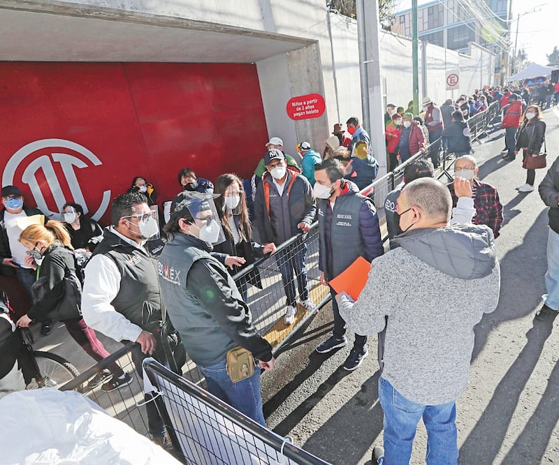 En La Bombonera abrieron una hora antes de lo previsto pues 60 personas durmieron en la calle a la espera de ser vacunados. Foto: JORGE ALVARADO. EL UNIVERSAL 
