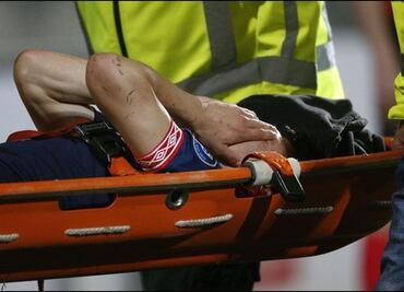 La dura entrada que lesionó a Hirving Lozano en Holanda