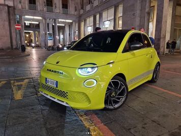 ¡Se filtra! Estas imágenes adelantan al nuevo Abarth 500 eléctrico