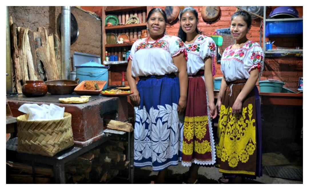 Rosalba Morales y cocineras