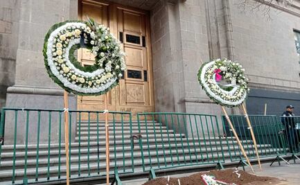 “RIP al Poder Judicial”; colocan coronas fúnebres en edificio de la Suprema Corte