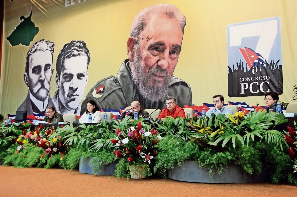 Diputados participaron el domingo en un debate de la Comisión Permanente para la Implementación de los Lineamientos del VII Congreso del Partido Comunista de Cuba, en el Palacio de Convenciones, en La Habana (ARCHIVO XINHUA)