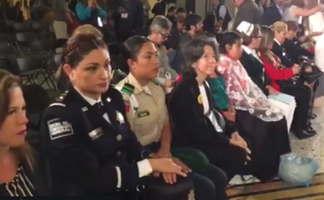 Felicita AMLO a mamás por el 10 de mayo