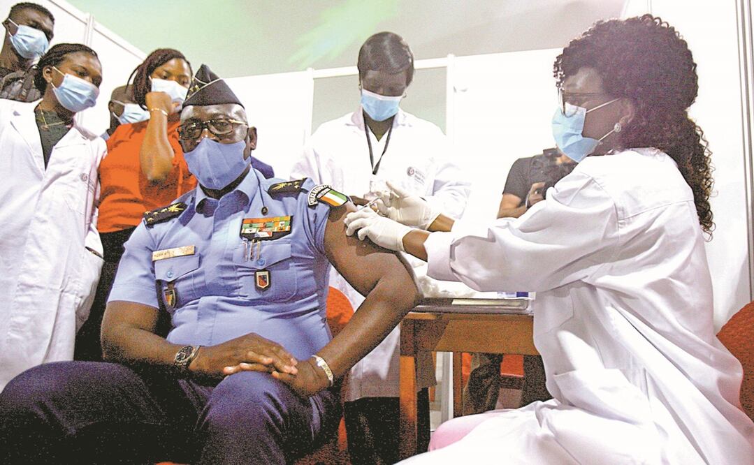 El director General de la Policía Nacional de Costa de Marfil, Youssouf Kouyate, recibió la primera vacuna de AstraZeneca en Abidján. Foto: Diomande Ble Blonde. AP