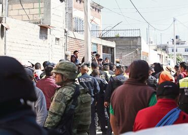Rescatan 150 policías a dos sujetos de ser linchados