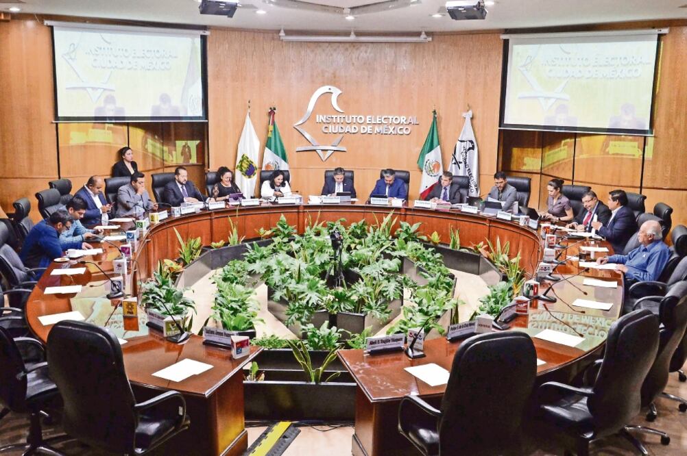 El Instituto Electoral de la Ciudad de México (IECM) aprobó ayer una serie de acuerdos mediante los cuales diversos partidos políticos modificaron algunos candidatos propietarios y suplentes para las diputaciones y concejales. (ESPECIAL)