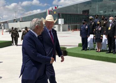 Ken Salazar acompaña a AMLO en Feria Aeroespacial tras petición de poner fin a bloqueo a Cuba