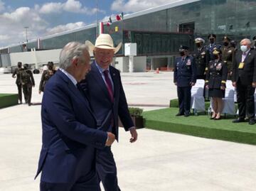 Ken Salazar acompaña a AMLO en Feria Aeroespacial tras petición de poner fin a bloqueo a Cuba