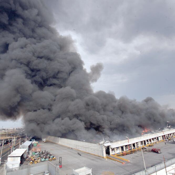 Por este incendio fueron evacuadas cerca de 2 mil personas del parque industrial de San Mateo Otzacatipan, señalaron fuentes locales, incluidos 350 trabajadores de la bodega de telas. Foto: JORGE ALVARADO. EL UNIVERSAL