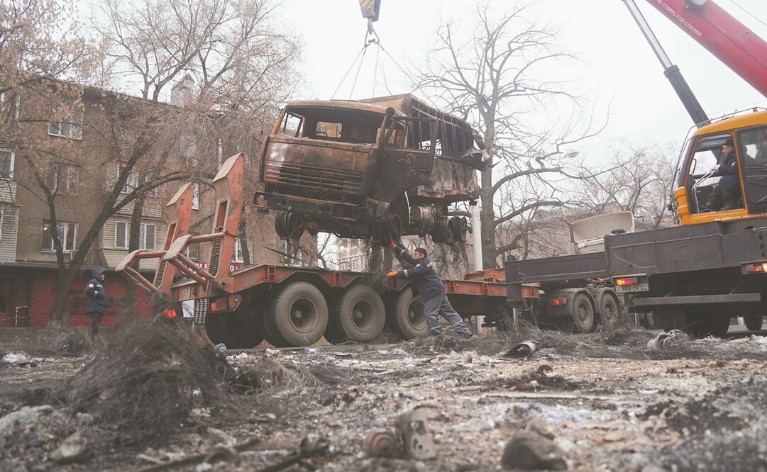 Una grúa levanta un camión quemado durante las protestas en Almaty. Autoridades de Kazajistán dijeron que la situación está bajo control y estiman daños por casi 200 mdd tras el saqueo a más de 100 empresas y 400 vehículos destruidos. Foto: VLADIMIR TRET