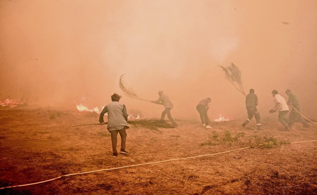50 cuadratines, por favor

Residentes combaten un incendio que avanza hacia el pueblo de Rebordondo, cerca de Ourense, en el noroeste de España. Foto: Pablo García / AP