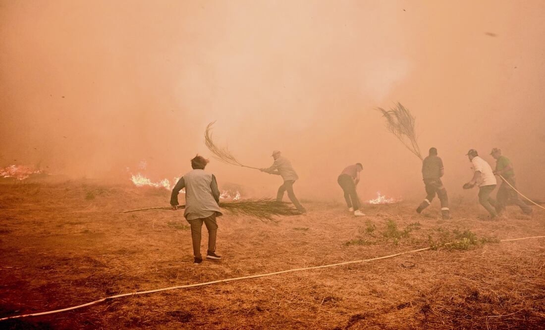 50 cuadratines, por favor
Residentes combaten un incendio que avanza hacia el pueblo de Rebordondo, cerca de Ourense, en el noroeste de España. Foto: Pablo García / AP