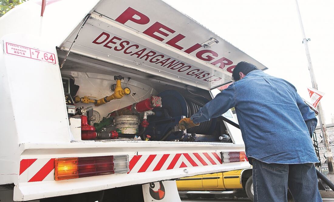 En el sitio se reportó la muerte de dos personas, ambas viajaban en la pipa cargada con combustible. FOTO: Archivo EL UNIVERSAL