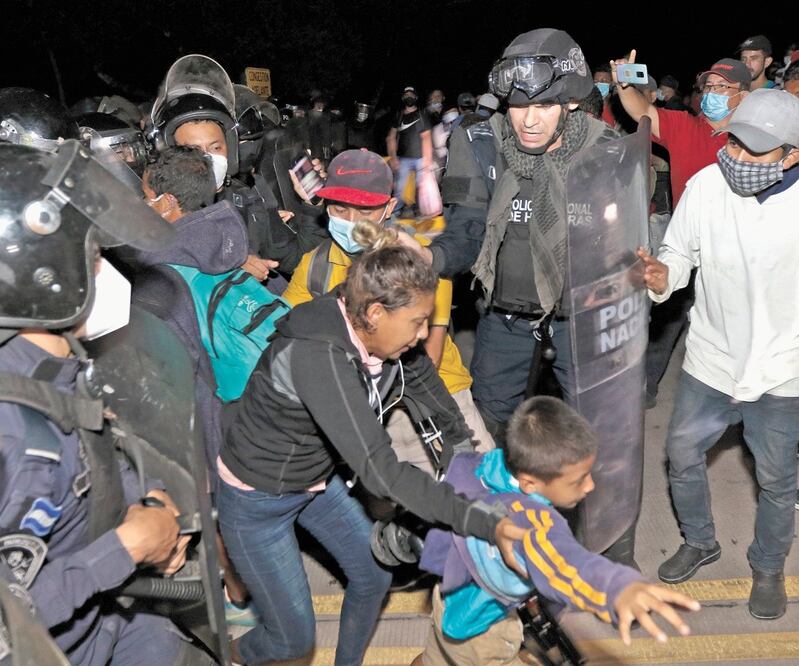 Fuerzas hondureñas intentaron hacer retroceder a los migrantes. Foto: DELMER MARTINEZ. AP