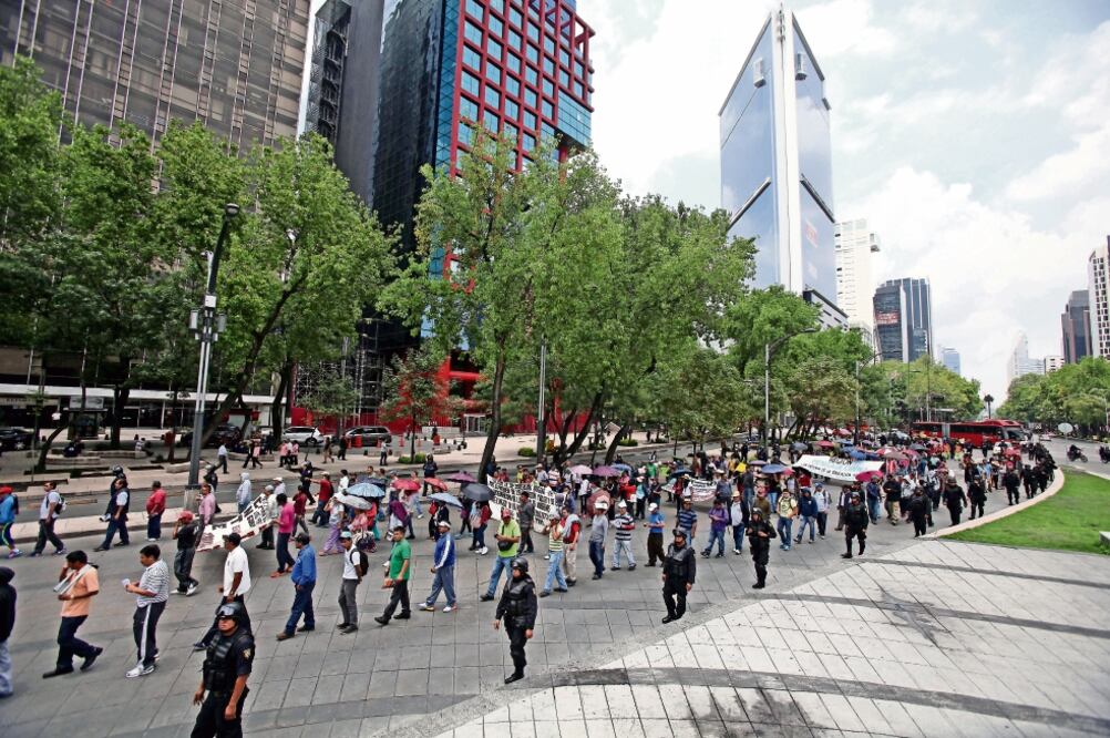Maestros de la CNTE marchan por Reforma para exigir en la PGR la liberación de Rubén Núñez, cabeza del movimiento magisterial (MARIO GUZMÁN. EFE)