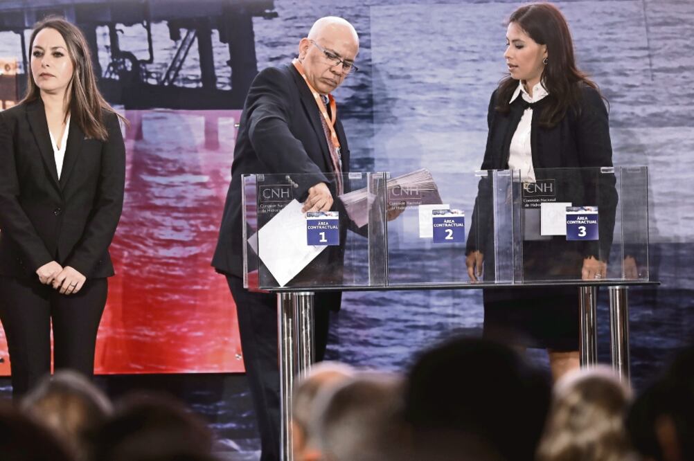 Durante la entrega y apertura de propuestas, la Secretaría de Energía expuso que las 10 asignaciones prometen una producción de 170 mil barriles diarios (ALEJANDRA LEYVA. EL UNIVERSAL)