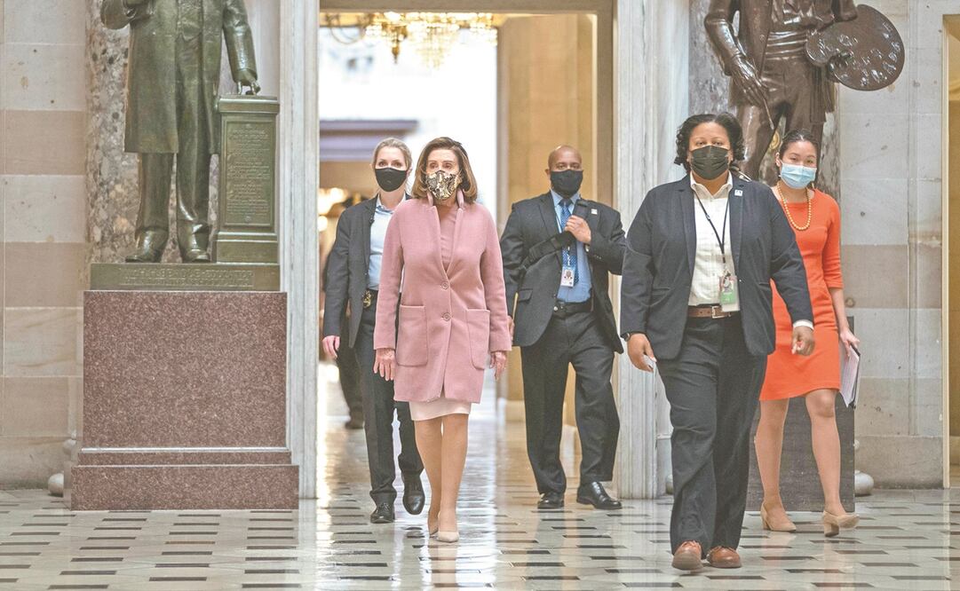 Nancy Pelosi, presidenta de la Cámara Baja (izq., de rosa), dijo ayer que enviará el lunes al Senado la acusación contra Trump. Foto: Drew Angerer. AFP
