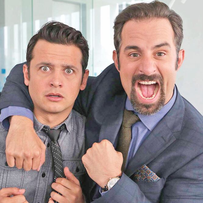 Mauricio Argüelles (der.) interpreta al jefe de Gustavo Egelhaaf (izq). Netflix