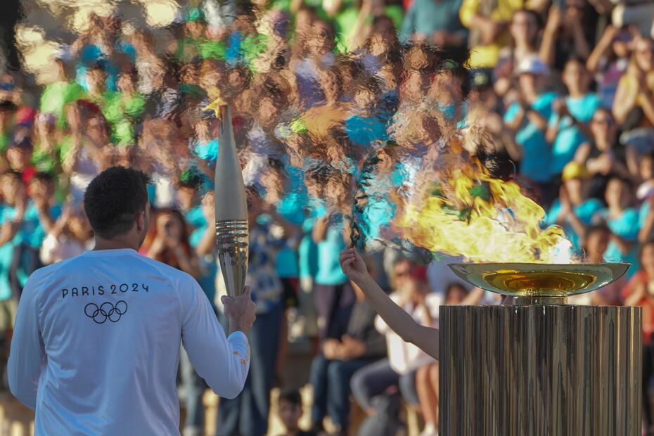 El medallista Ioannis Fountoulis con la antorcha olímpica - Foto: AP