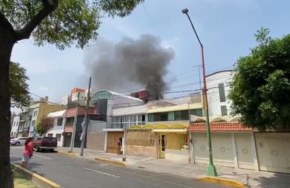 Incendio consume objetos y estructura de un tercer piso en casa de la Venustiano Carranza 