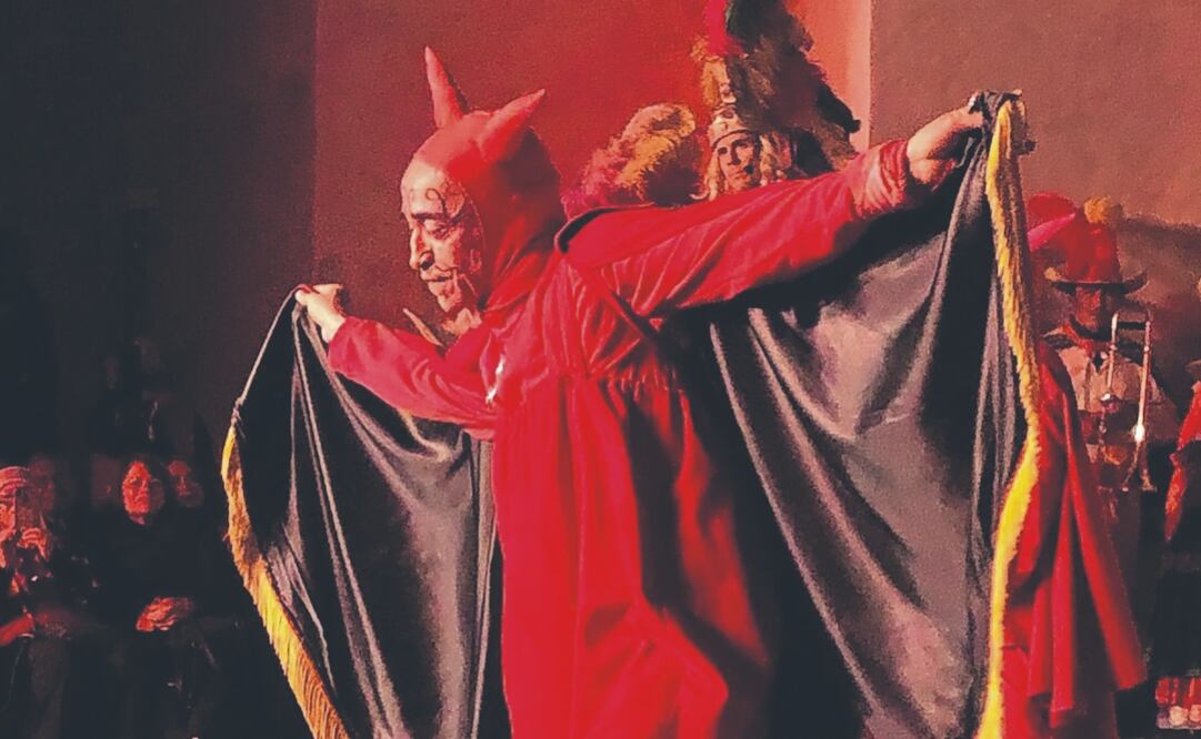 Roberto Sosa se apoya en las artes circenses para hacer más efectiva su interpretación. Foto: de LA TRADICIONAL PASTORELA DE TEPOTZOTLÁN