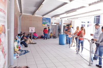 Migrantes acampan en garita de Nogales, hacen fila para entrar a USA