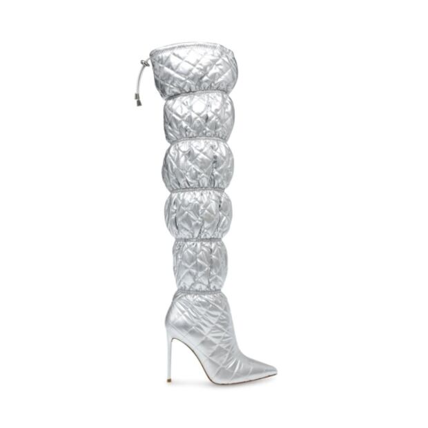 Ingrid Coronado se une a la tendencia de las botas metalizadas