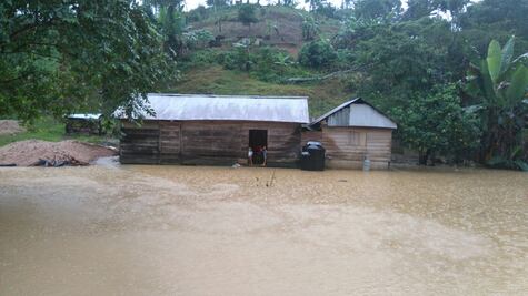 Lluvias desbordan río e incomunican localidad en Oaxaca