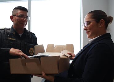 Regalan botas nuevas a policía que fue fotografiado descalzo