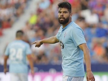 Néstor Araujo con apoyo especial de los aficionados del Celta