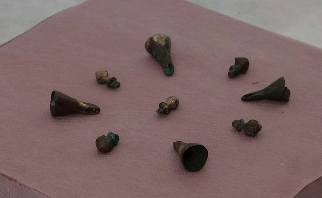 Hay objetos de metal, piedra y cerámica, algunos con pequeñas grietas o rotos. FOTO: Facebook/Ministerio de Culturas y Turismo de Bolivia.
