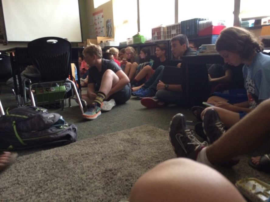 Alumnos intentan protegerse dentro de un salón de clases durante el tiroteo (Foto: @TheChristinaXX)