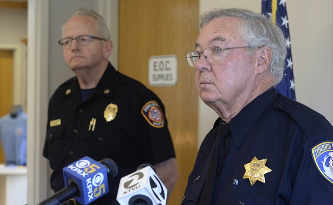 El jefe de policía de Tiburón, Mike Cronin, responde a periodistas mientras el jefe de bomberos, Richard Pearce, se pone a un lado durante una conferencia de prensa. Foto: AP