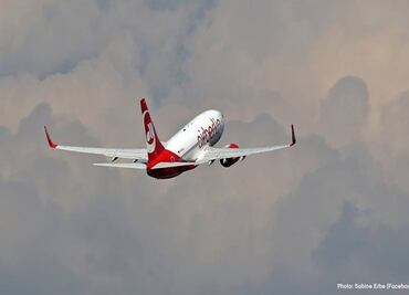 Pasajera ataca a tripulación y fuerza aterrizaje