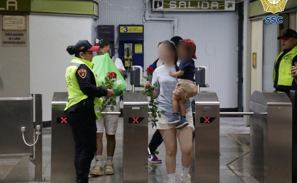 Oficiales del Metro reparten rosas a las mamás durante el 10 de mayo (10/05/2026). Foto: Especial
