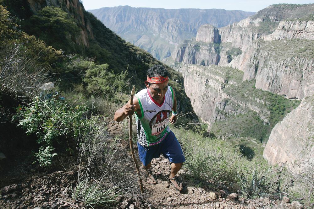 Caminos empedrados, veredas no más anchas de 30 centímetros, barrancas, bajadas pronunciadas y terreno lodoso, son las características de la pista en la que corredores se disputan el primer premio del ultramaratón de Guachochi (ALEJANDRO ACOSTA)