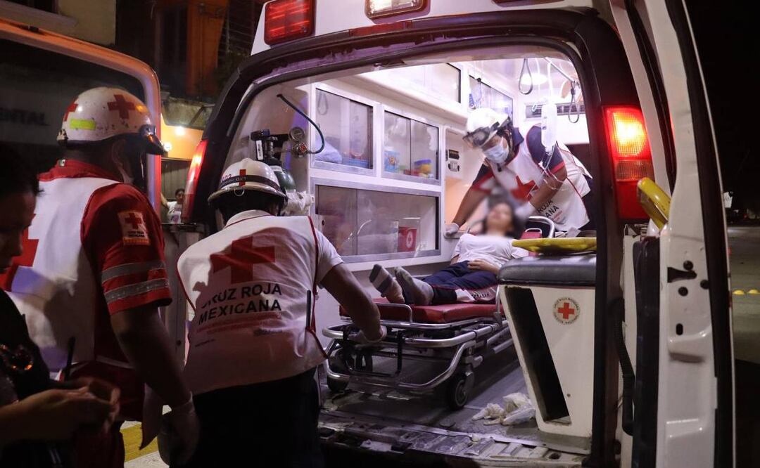 Elementos de Protección Civil y Bomberos Municipal se trasladaron al No.22 de la Av. Francisco Márquez, donde junto a paramédicos de Cruz Roja Mexicana atendieron a las personas que presentaban malestares físicos. Foto: EFE Archivo