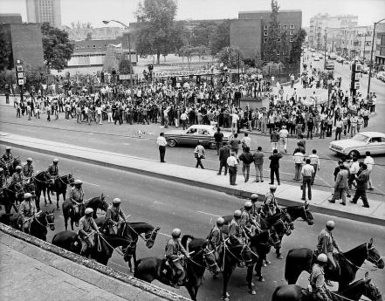La torre del logo del metro Normal que un temblor fracturó