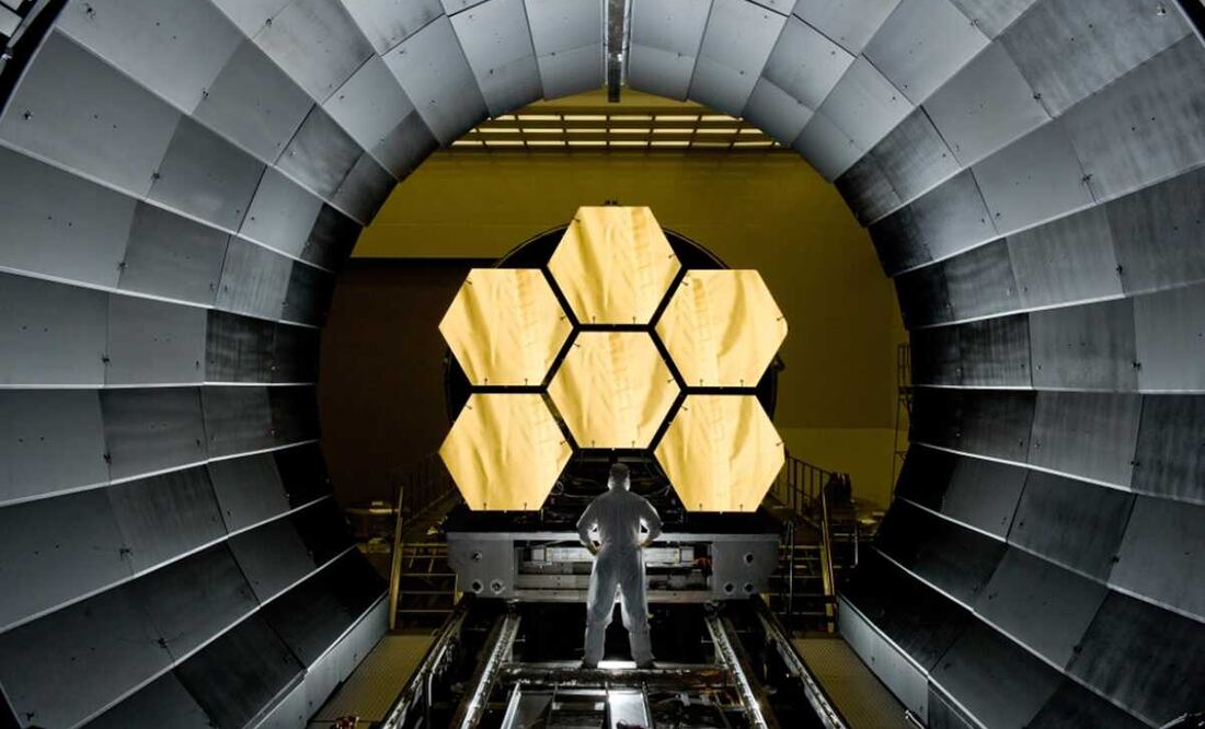 El ingeniero de la NASA, Ernie Wright, observa los primeros seis segmentos del espejo primario del telescopio James Webb en Centro Marshall de la NASA. Foto: NASA/MSFC/David Higginbotham