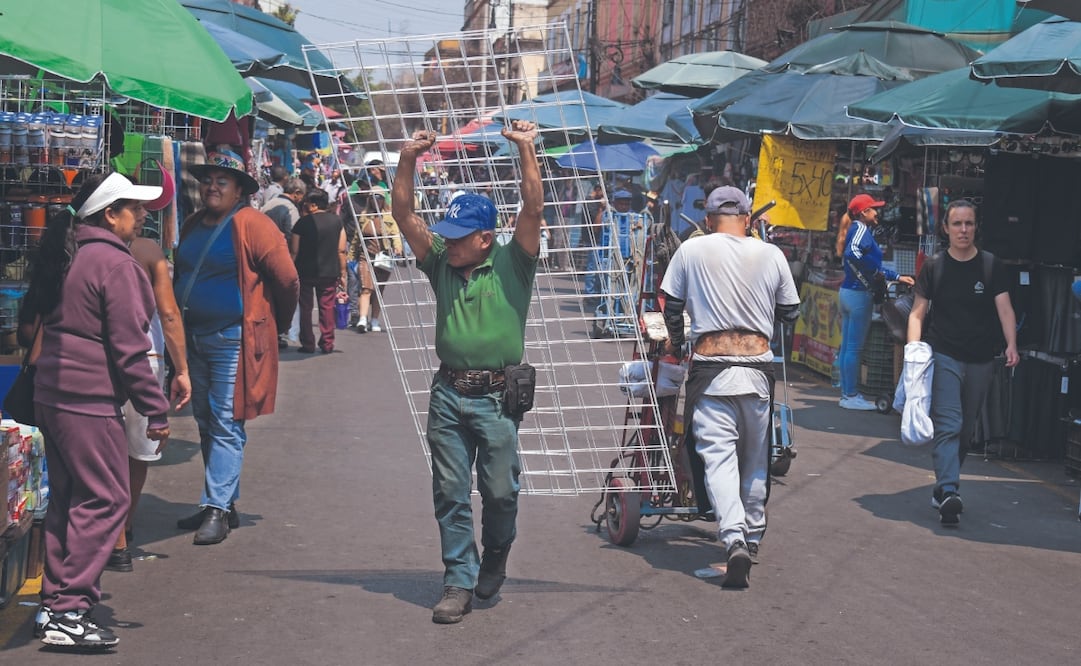 En el Centro es común ver calles llenas de vendedores, diableros y transeúntes que se detienen a mirar o comprar en los puestos. Foto: Santiago Cadena/ EL UNIVERSAL
